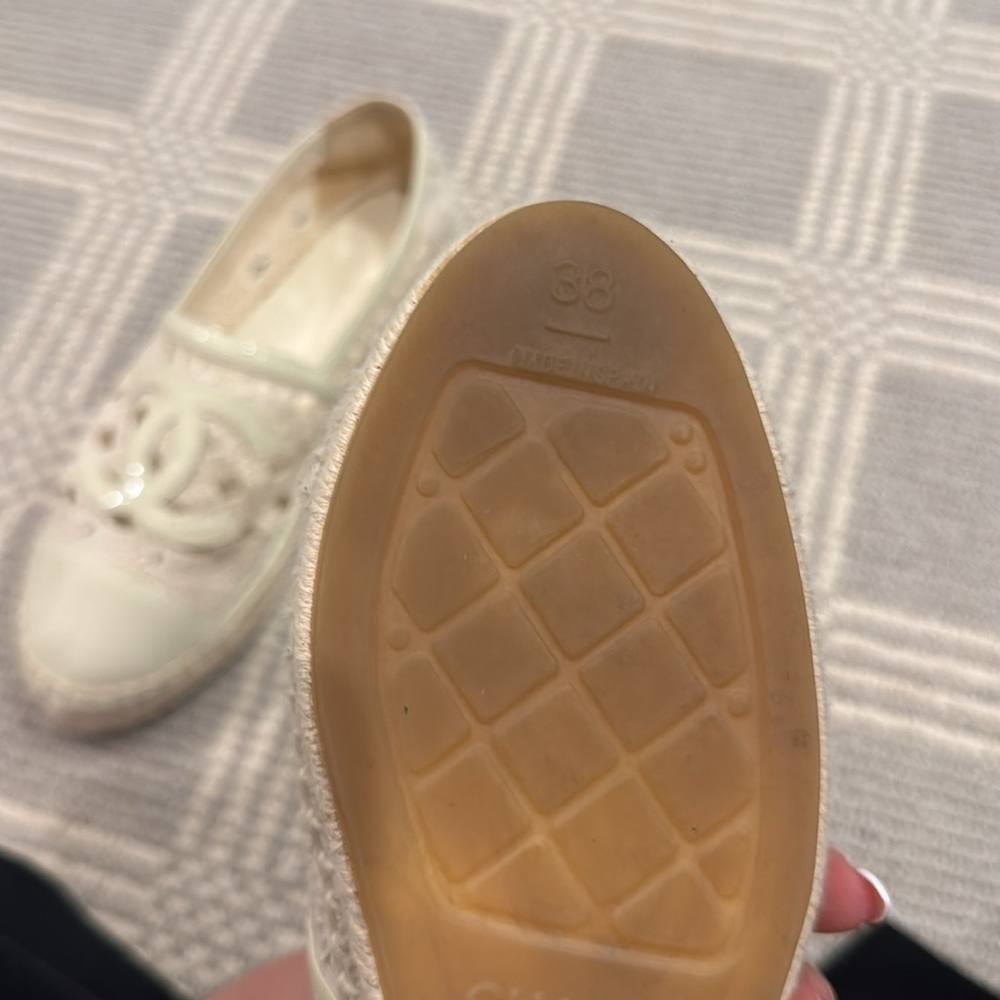 Chanel 20S Beige Ivory Patent Leather CC Logo Espadrille Slip On Ballet Flat - Picture 6 of 6